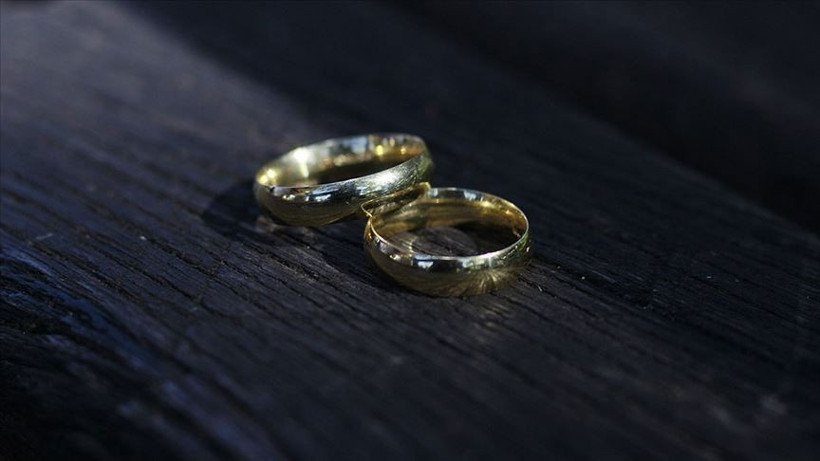 Eşi gece vardiyasındayken eve başka bir erkek aldı, kocası bastı! - Resim: 1