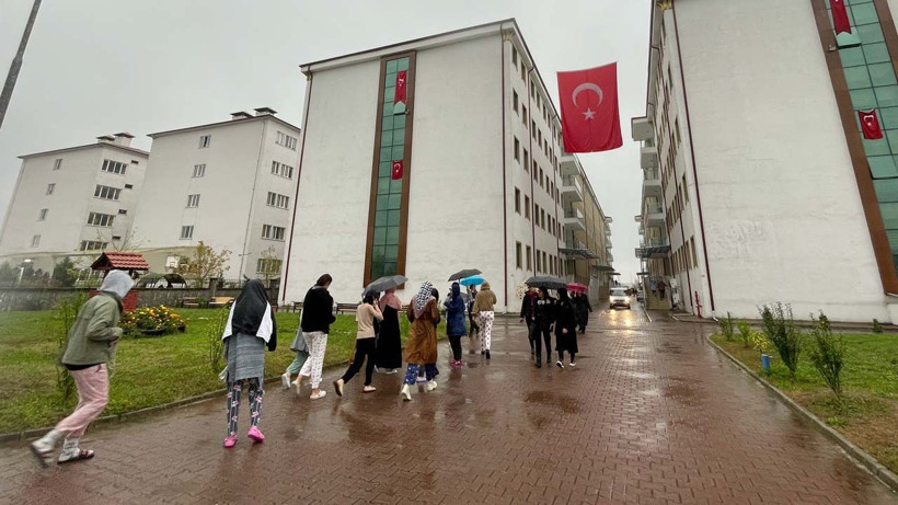 Koku yurda kadar geldi öğrenciler panikledi! Düzce'de 2 bin 400 kişi tahliye edildi - Resim: 1