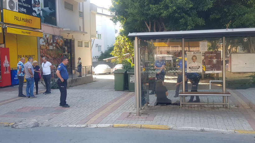 Antalya'da bir kadın erkeği kovaladı! Polis elindeki bıçağı aldı ama bu kez de... - Resim: 1