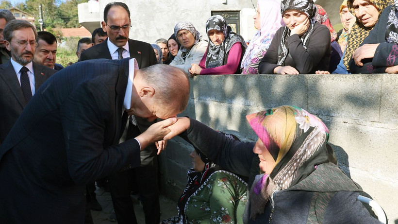 Cumhurbaşkanı Erdoğan, Uğurlar köyünü ziyaret edip acılı aileye taziyelerini iletti - Resim: 3