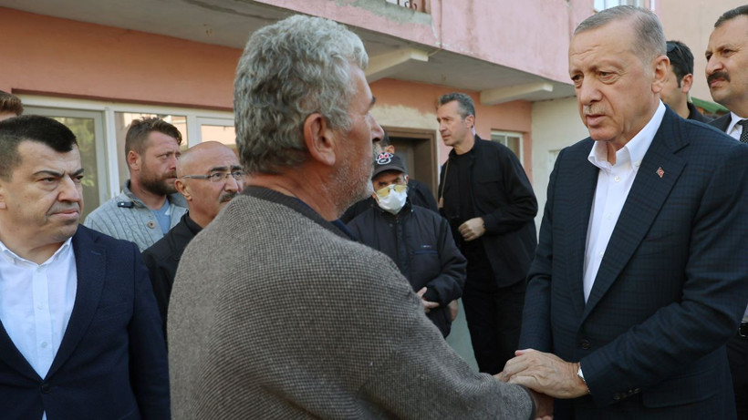Cumhurbaşkanı Erdoğan, Uğurlar köyünü ziyaret edip acılı aileye taziyelerini iletti - Resim: 1