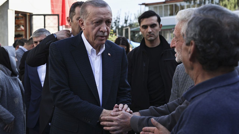 Cumhurbaşkanı Erdoğan, Uğurlar köyünü ziyaret edip acılı aileye taziyelerini iletti - Resim: 2