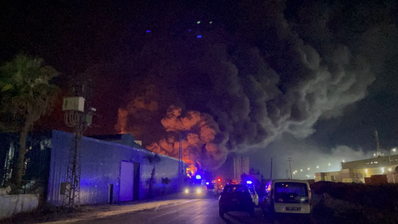 Adana'da büyük yangın! İtfaiyelerle birlikte TOMA'lar da müdahale etti - Resim: 1