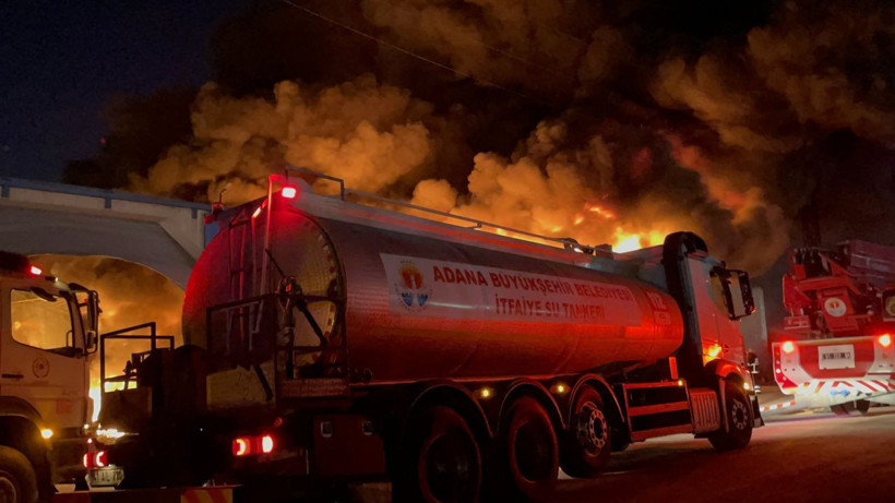 Adana'da büyük yangın! İtfaiyelerle birlikte TOMA'lar da müdahale etti - Resim: 2