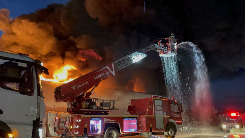 Adana'da büyük yangın! İtfaiyelerle birlikte TOMA'lar da müdahale etti - Resim: 4