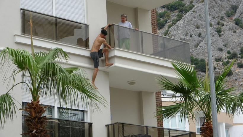 Antalya'da doktor dehşeti! Balkonda 69 yaşındaki annesini demirle dövüp dehşeti yaşattı - Resim: 1