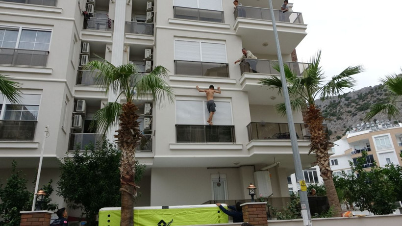 Antalya'da doktor dehşeti! Balkonda 69 yaşındaki annesini demirle dövüp dehşeti yaşattı - Resim: 2