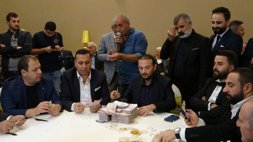 Gelin ve damada 3 milyon 650 bin TL’lik takı takıldı! Aşiret düğününde milyonluk takı töreni - Resim: 4