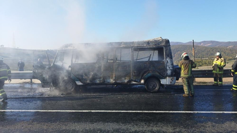 Yer: Bursa! Tamir için yola çıkan minibüs seyir halindeyken alev topuna döndü! - Resim: 3