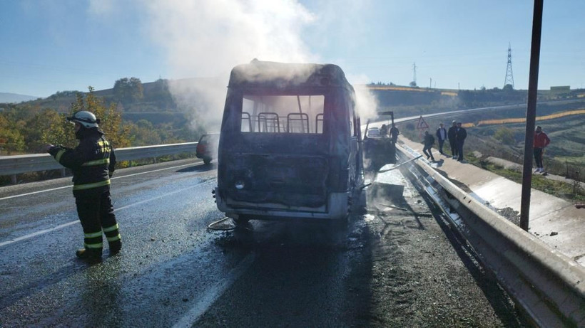 Yer: Bursa! Tamir için yola çıkan minibüs seyir halindeyken alev topuna döndü! - Resim: 4