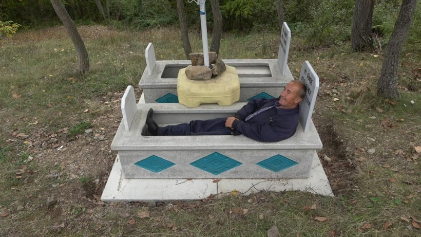 Her gün mezarında yatıyor eşi temizliğini yapıyor! Ölmeden ölen çift tüm köylüyü şaşkına çevirdi - Resim: 2