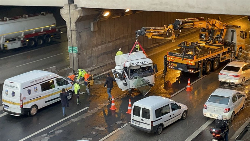 Adana'da feci kaza! TIR'ın haline bakın sürücü olay yerinde öldü - Resim: 4