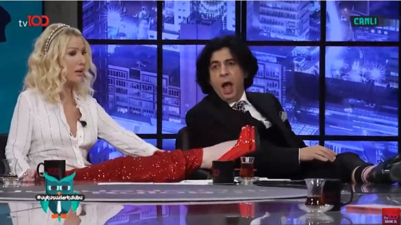 Seda Sayan canlı yayında bacağını masaya koydu! 'Çorapsız geldim' - Resim: 3