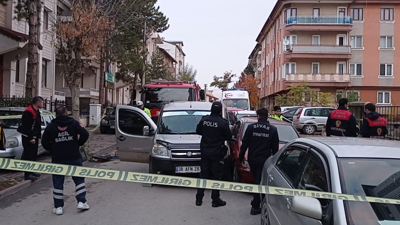 Sivas'ta akılalmaz kaza! İki otomobilin arasına sıkışarak hayatını kaybetti - Resim: 2