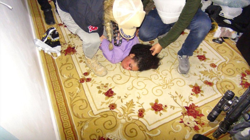 Kadın teröristin yakalandığı evin görüntüleri! Saldırıdaki kıyafetleri de evdeydi - Resim: 1