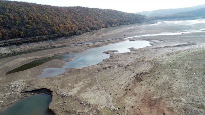 İstanbul'a su sağlayan iki barajdaki seviye düştü! Alarm veriyor kum adacıkları oluştu - Resim: 1