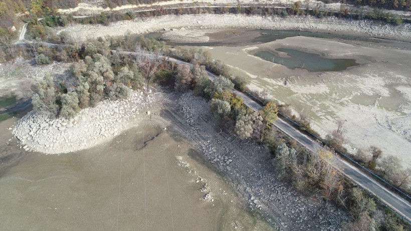 İstanbul'a su sağlayan iki barajdaki seviye düştü! Alarm veriyor kum adacıkları oluştu - Resim: 3