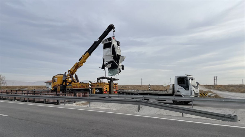 Konya'da akılalmaz olay! Kaza 7 saat sonra fark edildi: Kanala düşen otomobilde 3 kişi öldü - Resim: 4