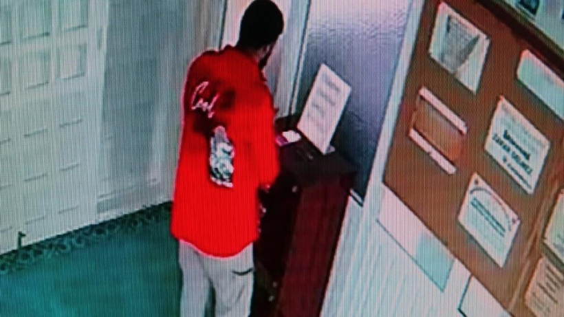 Sakızlı hırsız yakayı ele verdi: Aynı yöntemle iki kez üst üste cami kasasından paraları böyle çaldı - Resim: 1