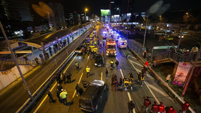 İstanbul'da zincirleme kaza! 12 araç birbirine girdi ortalık savaş alanına döndü: Çok sayıda yaralı var! - Resim: 1