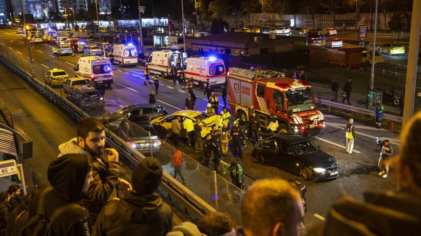 İstanbul'da zincirleme kaza! 12 araç birbirine girdi ortalık savaş alanına döndü: Çok sayıda yaralı var! - Resim: 2