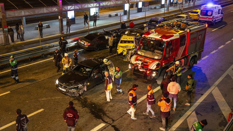 İstanbul'da zincirleme kaza! 12 araç birbirine girdi ortalık savaş alanına döndü: Çok sayıda yaralı var! - Resim: 3