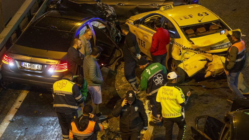 İstanbul'da zincirleme kaza! 12 araç birbirine girdi ortalık savaş alanına döndü: Çok sayıda yaralı var! - Resim: 4