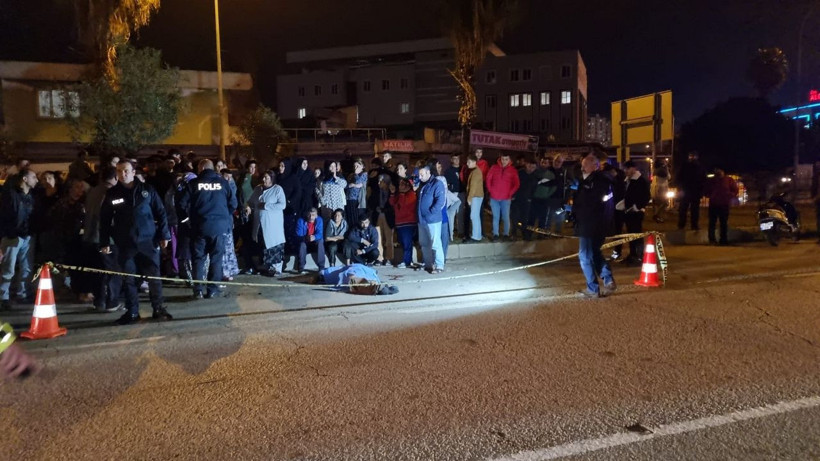 Adana'da yürek burkan olay! Kazada ölen ağabeyinin elini bırakmadı, gözyaşı döktü - Resim: 1