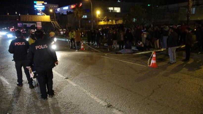 Adana'da yürek burkan olay! Kazada ölen ağabeyinin elini bırakmadı, gözyaşı döktü - Resim: 4