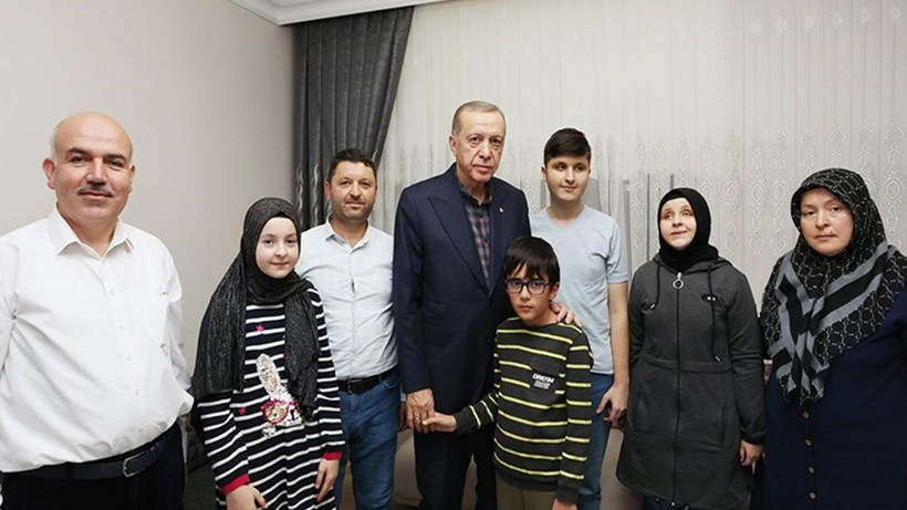 Cumhurbaşkanı Erdoğan görme engelli hafız Ravzanur'u evinde ziyaret etti - Resim: 2
