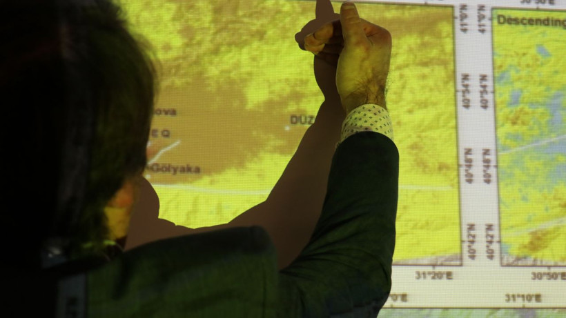 Deprem sonrası Düzce merkez ile Gölyaka birbirinden 20 santimetre uzaklaştı - Resim: 4