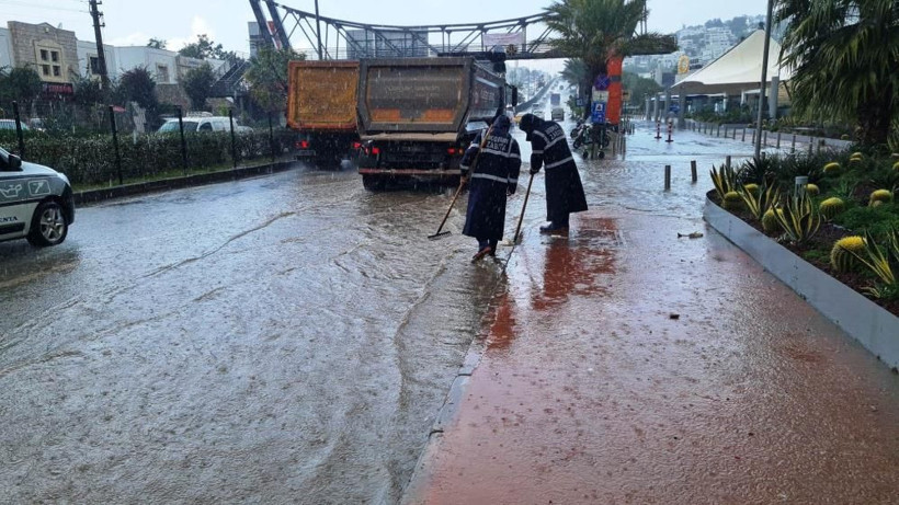 Bodrum'a 15 dakika sağanak yetti de arttı! Her yeri su bastı... - Resim: 2