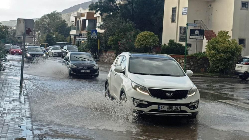 Bodrum'a 15 dakika sağanak yetti de arttı! Her yeri su bastı... - Resim: 4
