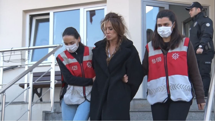 'Ciciş Kardeşler'in evi basıldı Esra ve Ceyda Ersoy pencereden bir kutu kokain attı - Resim: 2