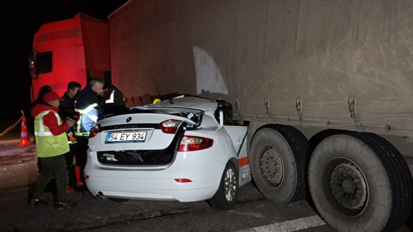 Acil çıkıştan dönmek istedi faciaya neden oldu! TIR'a ok gibi saplandı! - Resim: 1