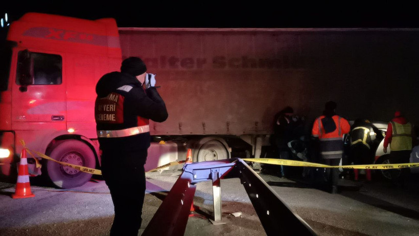 Acil çıkıştan dönmek istedi faciaya neden oldu! TIR'a ok gibi saplandı! - Resim: 3