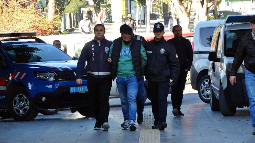 Antalya'da korkunç görüntüler! 2 aylık köpeği ısırıp yumrukladı - Resim: 1