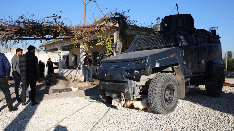 Polis zırhlı araçla içeri daldı 6 kişi ateş açtı! Film sahnesi değil burası Adana: Vuruldu... - Resim: 1