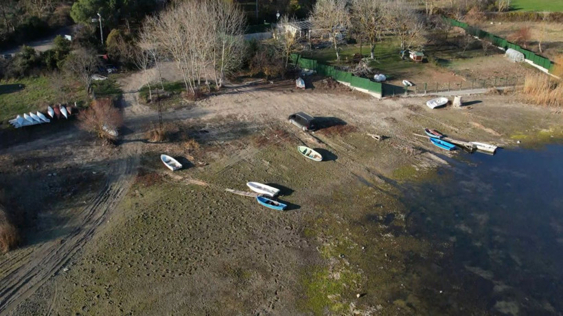 Durum çok fena! Teknelerin yüzdüğü yerde insanlar yürüyüş yapıyor - Resim: 1