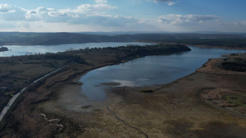 Durum çok fena! Teknelerin yüzdüğü yerde insanlar yürüyüş yapıyor - Resim: 2
