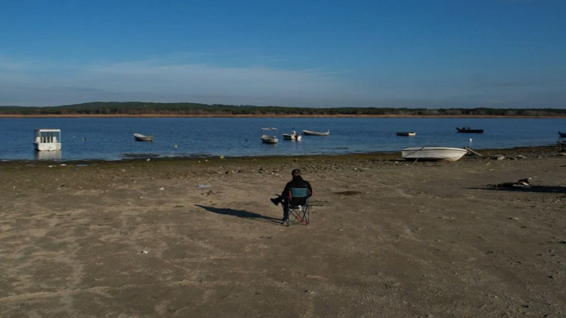 Durum çok fena! Teknelerin yüzdüğü yerde insanlar yürüyüş yapıyor - Resim: 3