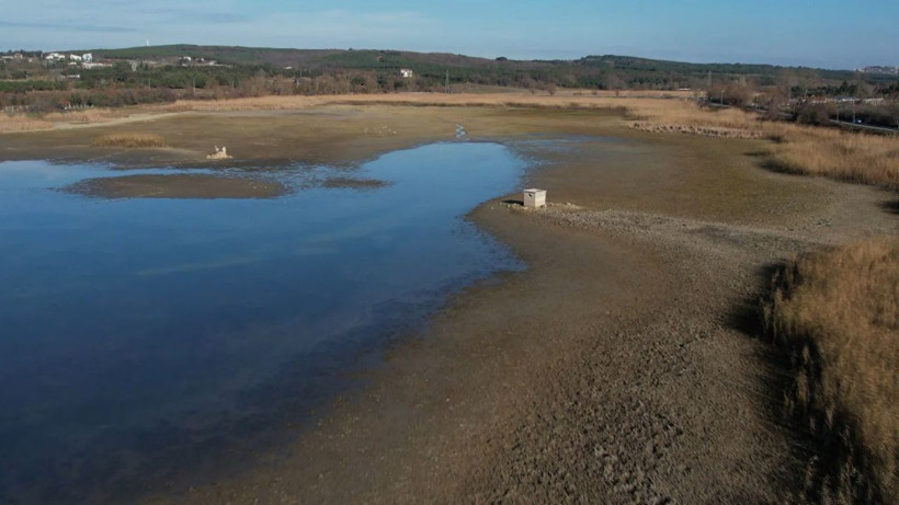Durum çok fena! Teknelerin yüzdüğü yerde insanlar yürüyüş yapıyor - Resim: 4