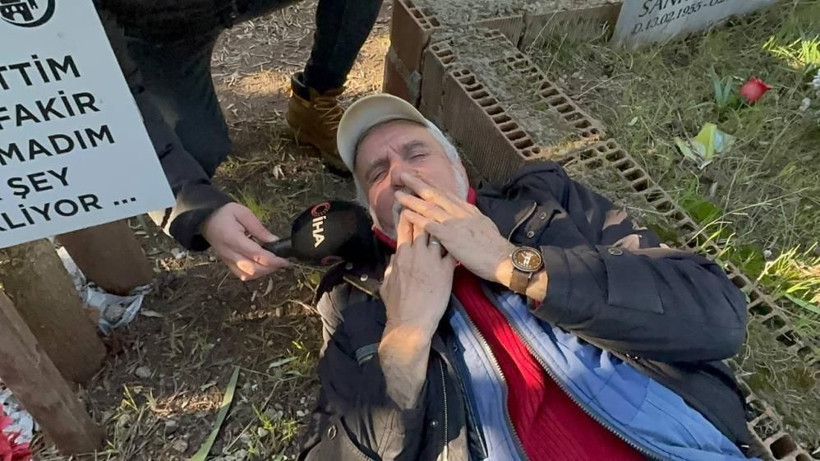 Diri diri mezara girdi! Her gün gidip üzerinde yatıyor, bakın mezar taşına ne yazdırmış! - Resim: 1