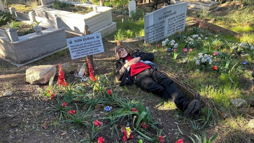 Diri diri mezara girdi! Her gün gidip üzerinde yatıyor, bakın mezar taşına ne yazdırmış! - Resim: 2