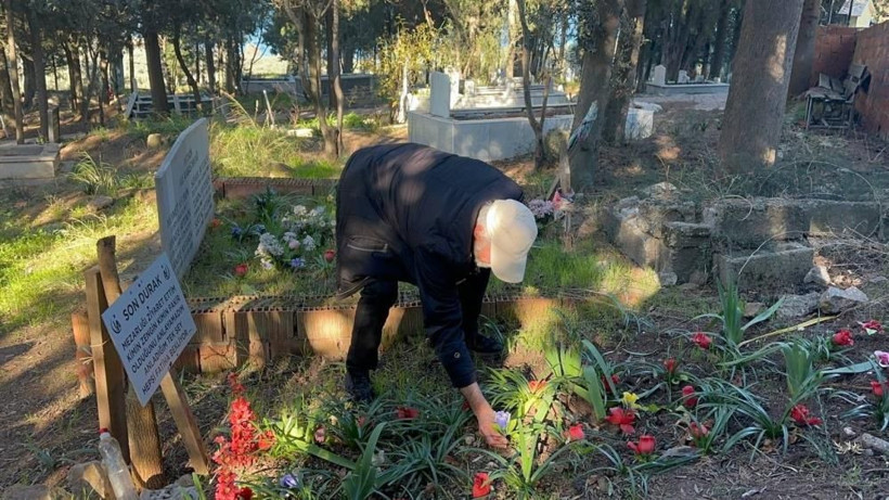 Diri diri mezara girdi! Her gün gidip üzerinde yatıyor, bakın mezar taşına ne yazdırmış! - Resim: 4
