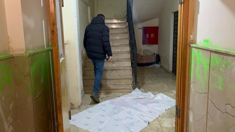 Okurken kanınız donacak tam bir vahşet! Merdivenin altına gizlenmiş kanlar içinde yığıldı kaldı - Resim: 2