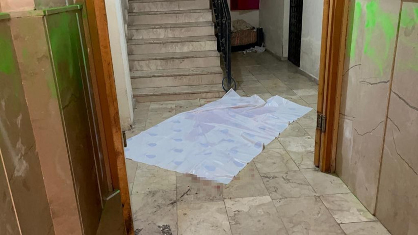 Okurken kanınız donacak tam bir vahşet! Merdivenin altına gizlenmiş kanlar içinde yığıldı kaldı - Resim: 3