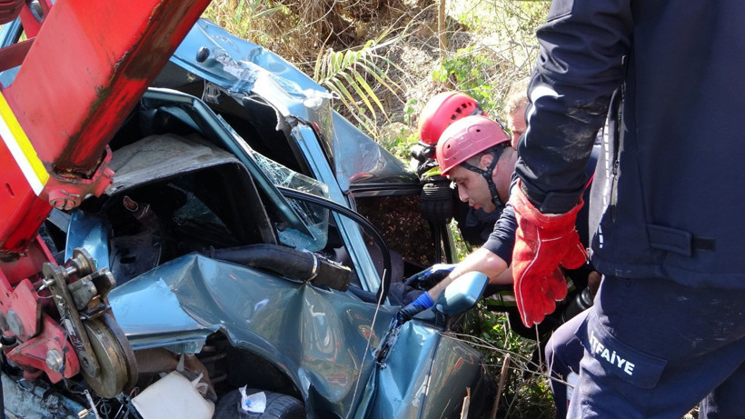 Malum model yine can aldı; Sürücü acı içinde sıkışıp kaldı, babası feci şekilde öldü - Resim: 2