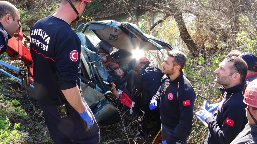 Malum model yine can aldı; Sürücü acı içinde sıkışıp kaldı, babası feci şekilde öldü - Resim: 3