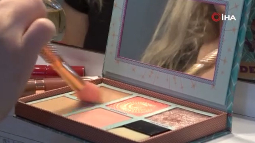 7 yıl önce eline aldı hayatı değişti... Makyajsız gitmiyor ilk kez görenler garipsedi - Resim: 3